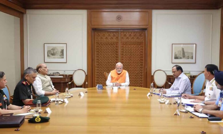 Pahalgam Terror Attack: पीएम आवास पर अहम बैठक, राजनाथ सिंह-अजीत डोभाल के साथ तीनों सेनाओं के प्रमुख भी मौजूद - 7C News Pahalgam-terror-attack