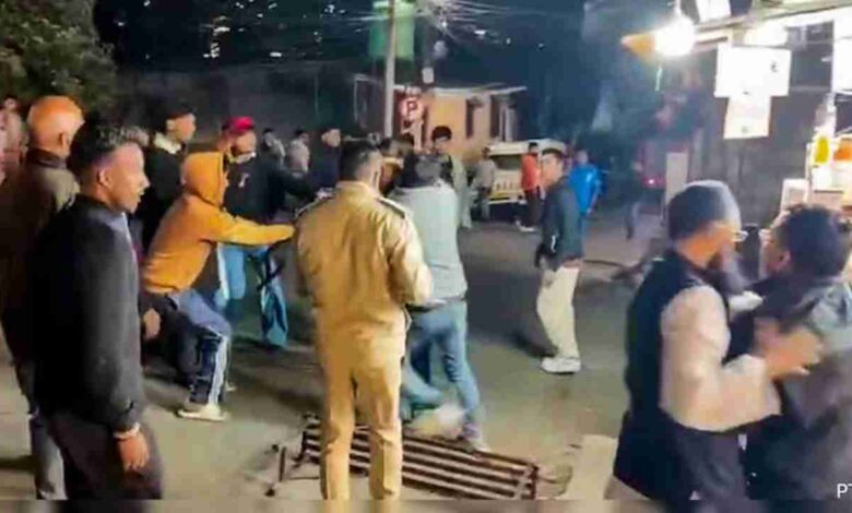 नैनीताल: नाबालिग से दुष्कर्म के आरोप में मुस्लिम व्यक्ति की गिरफ्तारी के बाद भड़की हिंसा, बाजार-स्कूल बंद; सड़कों पर तनाव - 7C News nainital